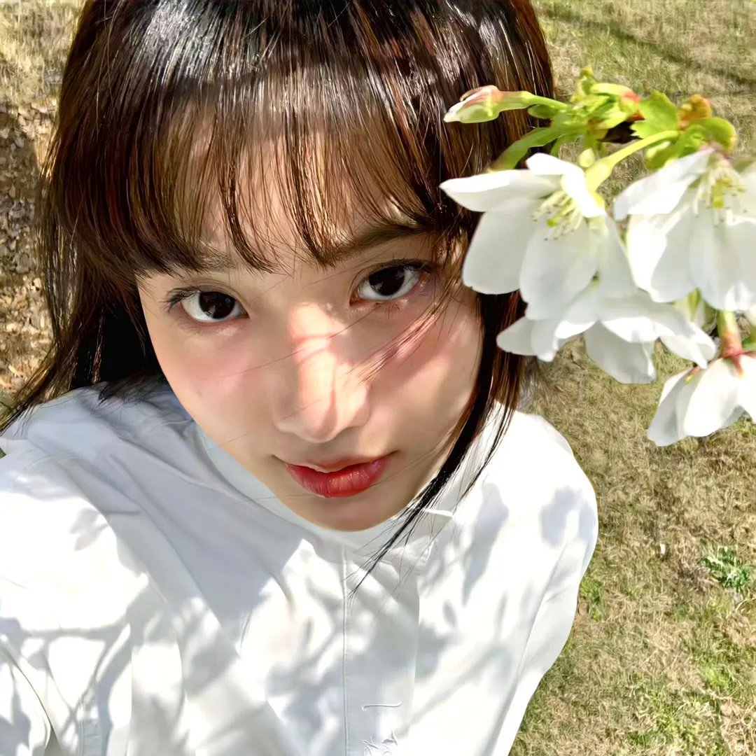 当红男星机场牵手女助理，好友出面澄清，一个月持续发酵